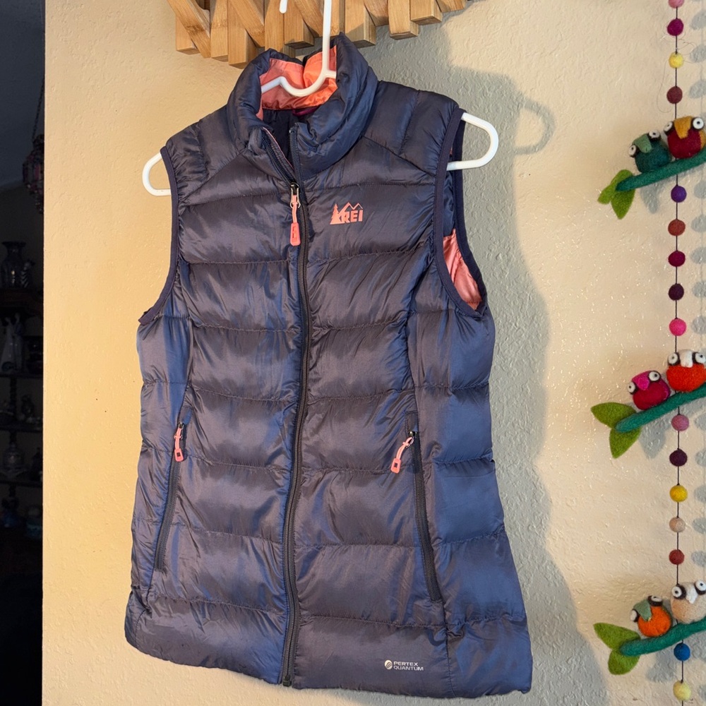EUC women's REI Co-op Stratocloud down vest in Dark Gray with peachy pink - Picture 2 of 11